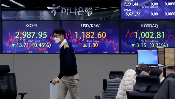 ‘비상장 주식’ 투자 열풍이 증가하면서 장외거래 플랫폼 진출도 활발해졌다. 사진은 서울 중구 하나은행 딜링룸에서 딜러들이 업무를 보고 있는 모습. 사진=뉴시스