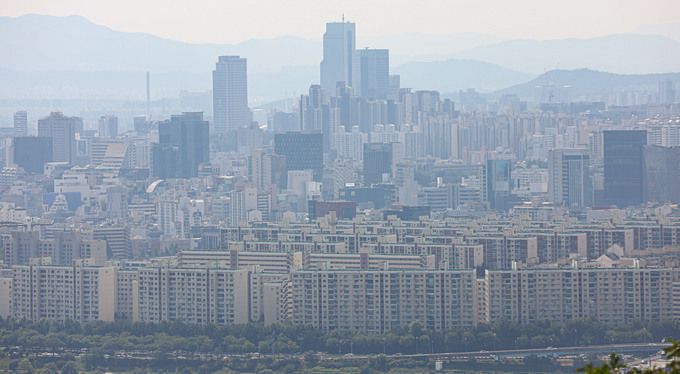 서울 용산구 매봉산공원에서 바라본 아파트단지 모습. 뉴시스