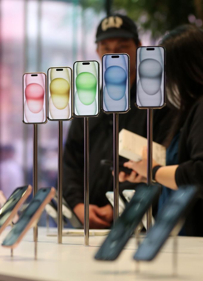 서울 애플스토어 명동점에 아이폰 15 시리즈 신제품이 전시돼있다. 뉴시스