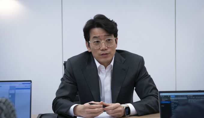 김용훈 SKT AI서비스사업부장(CASO, 부사장)이 CES 2024에 마련된 SK ICT데모룸에서 SKT의 AI 전략 등에 대해 설명하고 있는 모습. SK그룹 제공