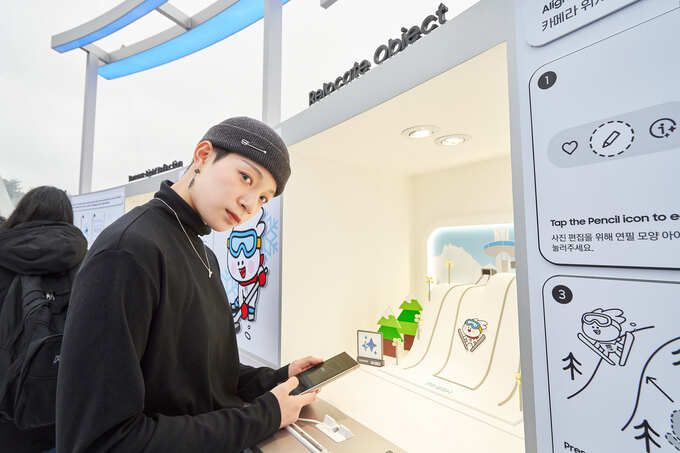 김예리 브레이킹 국가대표 선수가 삼성 갤럭시 올림픽 체험관에서 갤럭시 S24 시리즈의 다양한 기능을 체험하는 모습. 삼성전자 제공