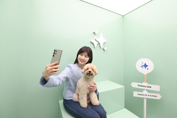 모델과 반려견이 ‘프로필 포토 부스’에서 갤럭시 S24 시리즈의 인물모드를 체험하고 있는 모습. 삼성전자 제공