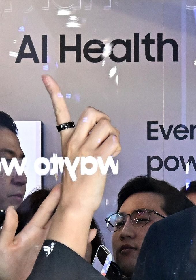 MWC24 삼성전자 부스 투어를 진행하는 직원이 ‘갤럭시 링’을 끼고 등장한 모습. 뉴시스