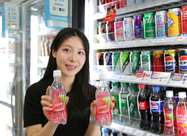 모델이 GS25 제로 탄산음료 PB ‘유어스소프트소다딸기제로’를 들고 포즈를 취하고 있다. GS리테일 제공