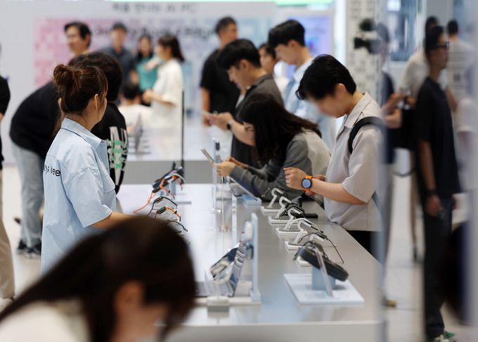 서울 마포구 삼성스터오 홍대에 마련된 체험공간 ‘갤럭시 스튜디오’에서 방문객들이 갤럭시 Z폴드6·Z플립6, 갤럭시 링 등 출시 예정 상품을 살펴보고 있다. 뉴시스