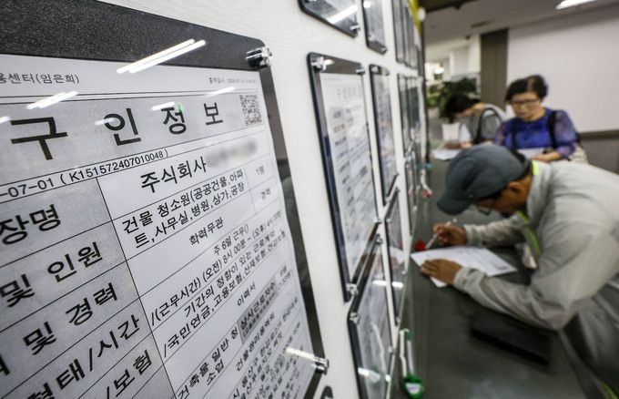 서울 마포구 서부고용복지플러스센터를 찾은 구직자들이 상담을 위해 서류를 작성하고 있다. 사진=뉴시스