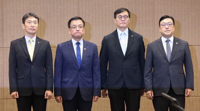 최상목 경제부총리 겸 기획재정부 장관이 19일 오전 서울 서초구 서울지방조달청에서 열린 거시경제금융회의에서 참석자들과 기념 촬영을 하고 있다. 왼쪽부터 이복현 금융감독원장, 최상목 경제부총리, 이창용 한국은행 총재, 김병환 금융위원회 위원장.창용 한국은행 총재, 김병환 금융위원회 위원장. 사진=뉴시스