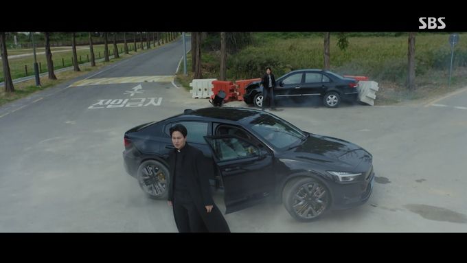 인기 드라마 ‘열혈사제2’에서 등장인물들이 타고 다니는 차량으로 화제를 모으고 있는 프리미엄 전기차 폴스타. 드라마 영상 캡처