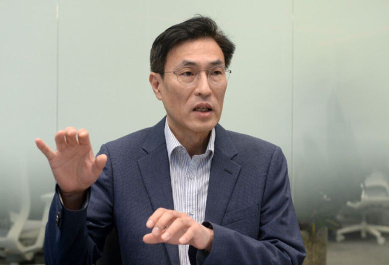 서정훈 하나은행 수석연구위원은 “트럼프 미 대통령 당선인의 취임까진 1430원대를 유지할 것”이라고 전망했다. 17일 서울 중구 하나은행 본점 딜링룸에서 서 수석연구위원이 세계비즈앤스포츠월드와 인터뷰하고 있다. 김용학 기자