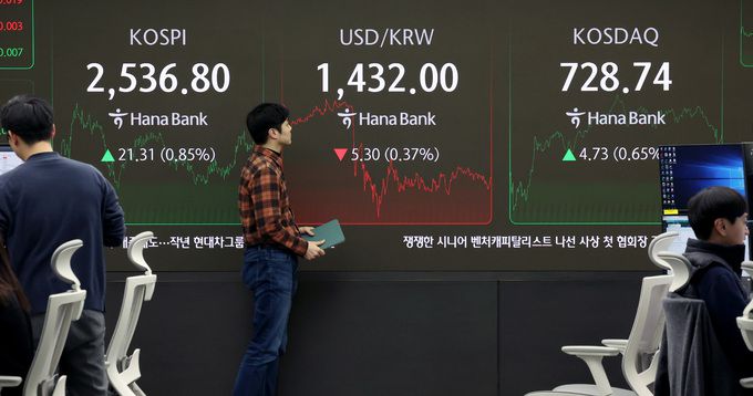 24일 서울 중구 하나은행 딜링룸에서 딜러들이 업무를 보고있다. 코스피는 전 거래일(2515.49)보다 21.31포인트(0.85%) 상승한 2536.80에, 코스닥 지수는 전 거래일(724.01)보다 4.73포인트(0.65%) 오른 728.74에 거래를 종료했다. 뉴시스