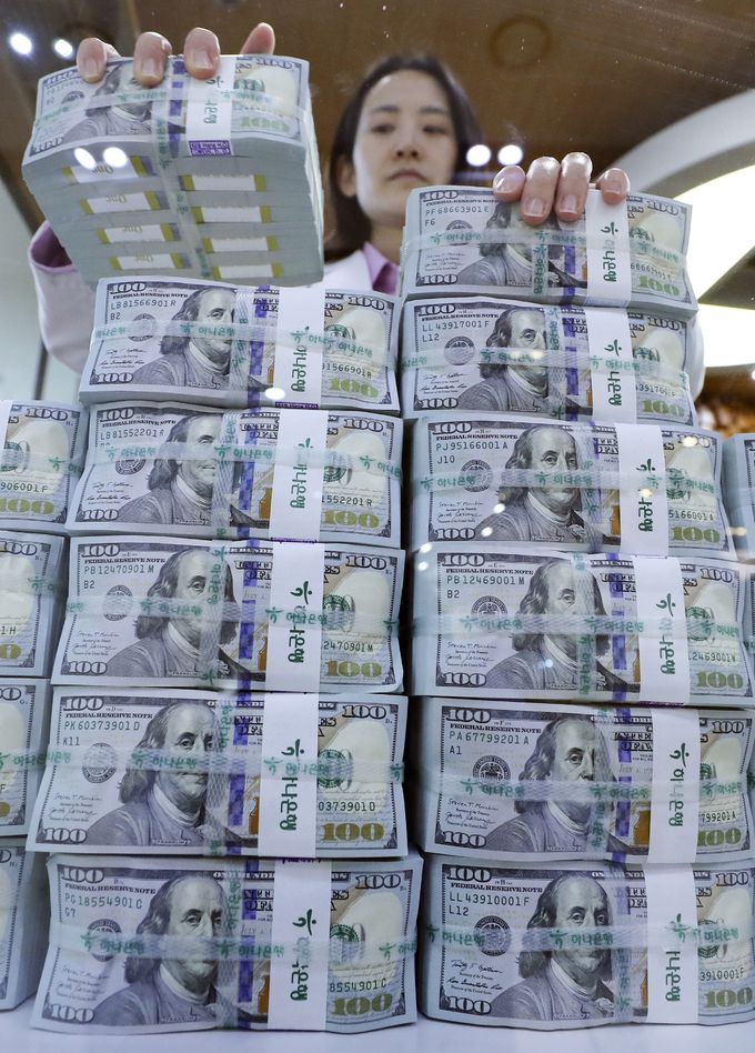 서울 명동 하나은행 위변조대응센터에서 직원이 달러화를 옮기는 모습. 사진=뉴시스