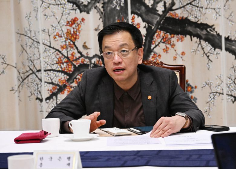 최상목 대통령 권한대행 부총리 겸 기획재정부 장관이 7일 정부서울청사에서 열린 '거시경제·금융현안 간담회'를 주재하고 있다.기획재정부 제공