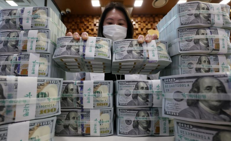 서울 중구 하나은행 위변조대응센터에서 직원이 달러를 정리하고 있다. 사진=뉴시스