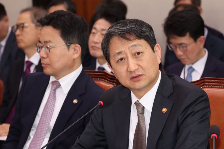 안덕근 산업통상자원부 장관이 9일 국회에서 열린 산업통상자원중소벤처기업위원회 전체회의에서 미국 트럼프 2기 행정부의 상호 관세 조치 관련 의원 질의에 답하고 하고 있다. 뉴시스