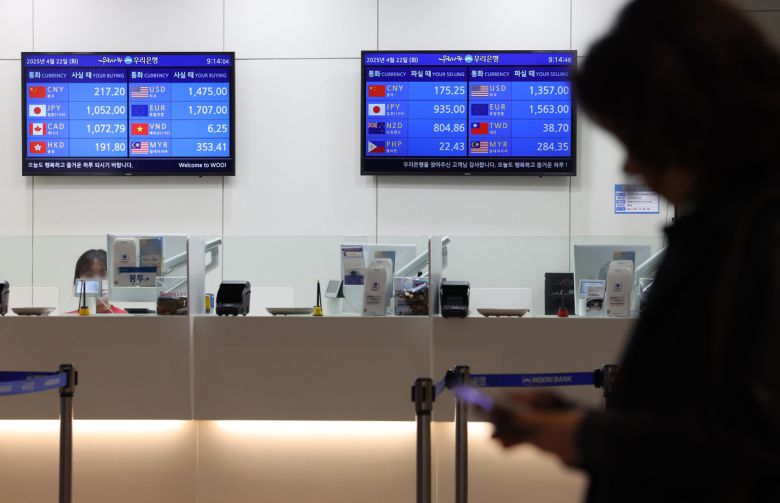 지난 22일 인천국제공항 제2여객터미널 은행 환전소에 달러 팔때 가격이 표시되고 있다. 뉴시스