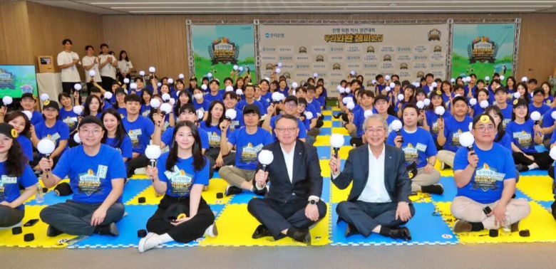 지난 29일 우리은행 본점에서 열린 ‘우리 외환 챔피언십’에서 임종룡 우리금융그룹 회장(첫줄 오른쪽 두번째부터)와 정진완 우리은행장이 본선에 참가한 우리은행 직원들과 기념 사진을 촬영하고 있다. 우리은행 제공