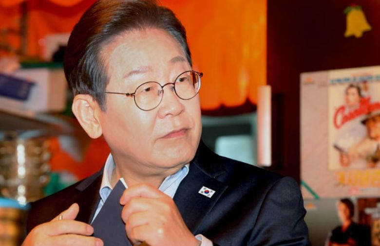 이재명 더불어민주당 대선후보가 1일 오후 서울 종로구의 한 포장마차에서 열린 비전형 노동자 간담회에서 수첩을 꺼내고 있다. 사진=뉴시스