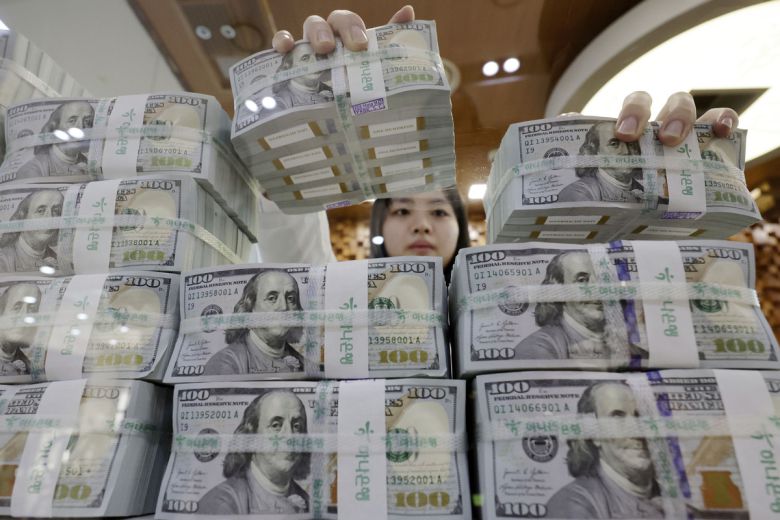 서울 중구 하나은행 위변조대응센터에서 직원이 달러를 정리하고 있다. 사진=뉴시스
