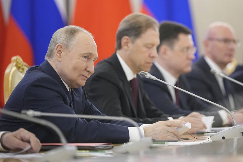 블라디미르 푸틴 러시아 대통령이 8일(현지 시간) 모스크바 크렘린궁에서 시진핑 중국 국가주석과 회담하고 있다.AP/뉴시스