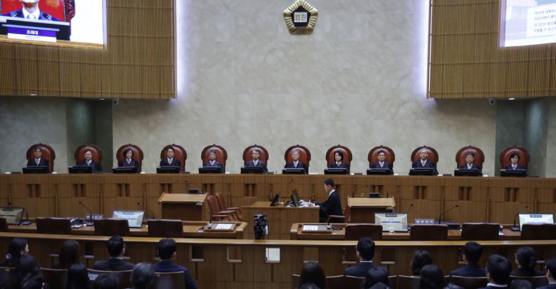 조희대 대법원장을 비롯한 대법관들이 1일 오후 이재명 더불어민주당 대선 후보의 공직선거법 사건 전원합의체 선고를 위해 서울 서초구 대법원 대법정에 입장해 자리에 앉아 있다. 사진=사진공동취재단 제공