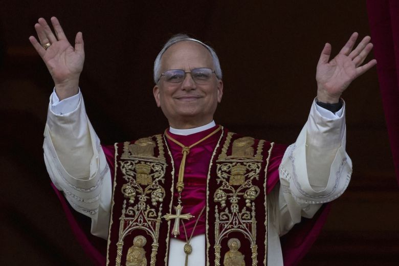 8일(현지 시간) 제267대 교황으로 선출된 미국의 로버트 프랜시스 프레보스트 추기경이 선출 직후 바티칸 성베드로 대성당 중앙 '강복의 발코니'에서 인사하고 있다. 새 교황의 즉위명은 '레오 14세'다. AP/뉴시스