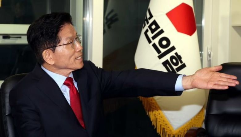 김문수 국민의힘 대선후보가 10일 오전 서울 여의도 국민의힘 중앙당사 대통령후보실에서 캠프 관계자들과 대화를 하고 있다. 사진=뉴시스