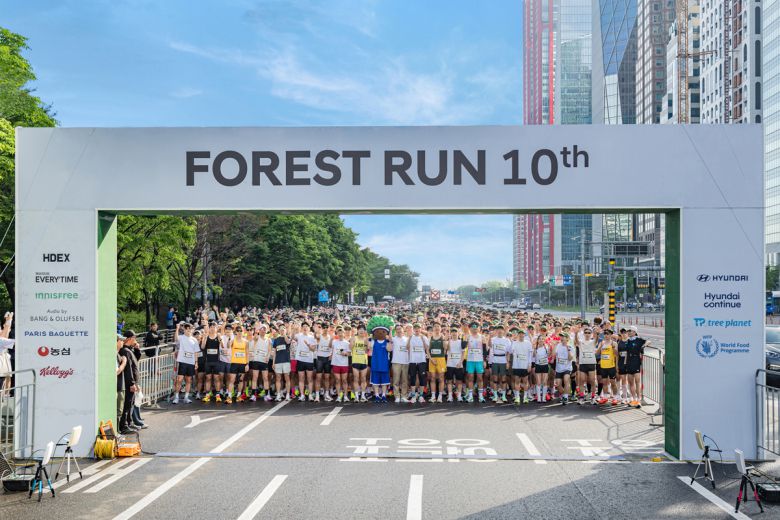 현대차 국내사업본부 정유석 부사장, ‘포레스트런’의 새로운 마스코트 ‘그루’, 배우 박정민을 비롯한 포레스트런 2025 참가자들이 기념 촬영을 하는 모습.