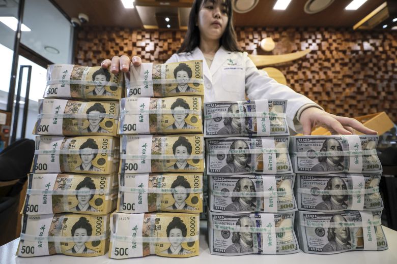 지난 7일 서울 중구 하나은행 위변조대응센터에 원화와 달러화가 놓여있다. 뉴시스