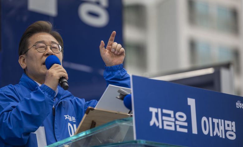 이재명 더불어민주당 대선후보가 17일 광주 서구 김대중컨벤션센터 광장에서 열린 집중유세에서 연설하고 있다. 사진=사진공동취재단
