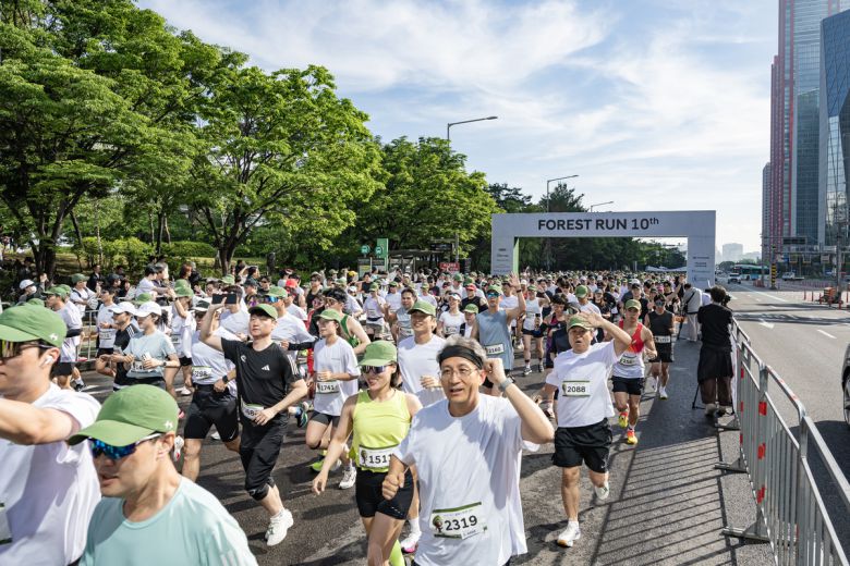 ‘파이널 런’ 참가자들이 서울 여의도 일대를 달리는 모습