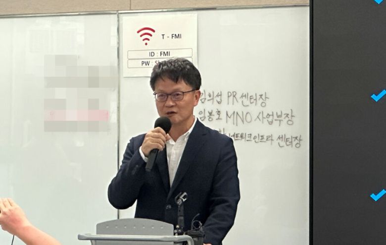 류정환 SK텔레콤 네트워크인프라센터장이 19일 서울 중구 삼화타워에서 열린 해킹 사태 관련 일일 브리핑에서 민관 합동 조사단의 2차 조사 결과에 대한 SK텔레콤의 입장을 밝히고 있다. 사진=이화연 기자