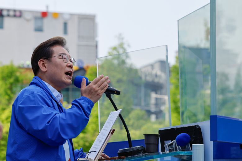 이재명 더불어민주당 대선후보가 20일 경기 고양시 일산동구 일산문화광장 앞에서 열린 집중유세에서 연설을 하고 있다. 뉴시스/공동취재