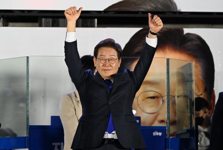 이재명 대통령이 4일 오전 서울 여의도 국회 앞에서 열린 국민 개표방송 행사에서 시민들을 향해 인사하고 있다. 사진공동취재단