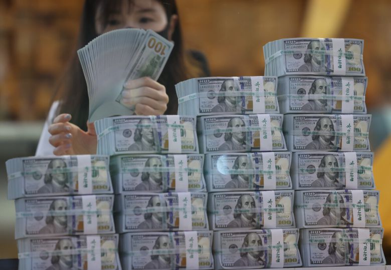 5일 오후 서울 중구 하나은행 위변조대응센터에서 직원이 달러화를 정리하고 있다. 사진=뉴시스