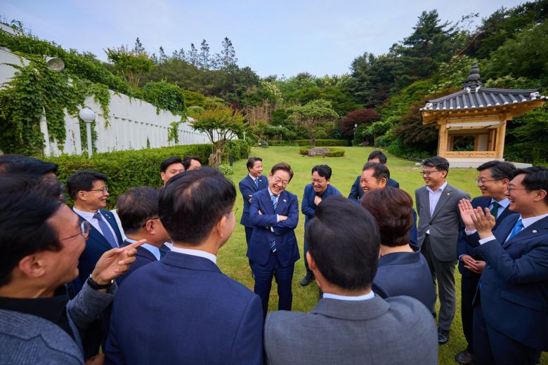 이재명 대통령이 7일 서울 한남동 대통령 관저에서 열린 더불어민주당 지도부 초청 만찬에 앞서 민주당 전현직 지도부와 대화를 나누고 있다. 이재명 대통령 SNS