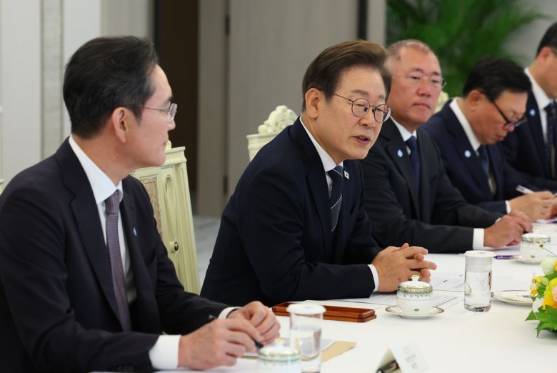 이재명 대통령이 13일 서울 용산 대통령실에서 열린 6경제단체와 기업인 간담회에서 발언하고 있다. 뉴시스