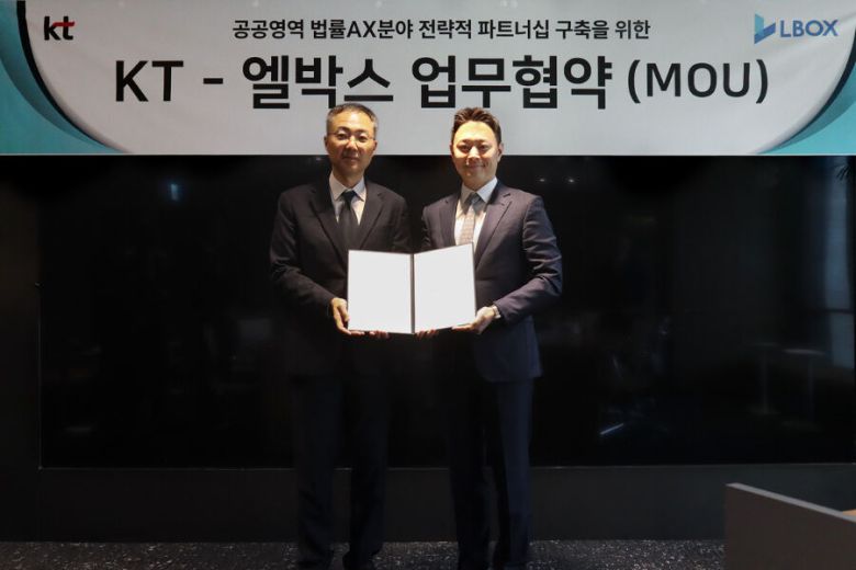 유용규 KT Enterprise부문 공공사업본부장(왼쪽)과 이진 엘박스 대표가 협약식에서 기념 촬영을 하고 있다. KT 제공