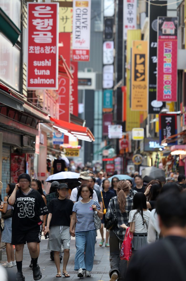정부는 19일 이재명 대통령 주재로 국무회의를 열고 2차 추경안을 심의·의결했다. 이번 추경으로 인해 늘어나는 재정 지출은 20조2000억원으로 경기 진작과 민생 회복을 위해 전 국민 민생회복 소비 쿠폰 지급, 사회간접자본 투자, 취약 소상공인 채무 조정 등의 사업들을 추진할 계획이다. 19일 서울 시내 상점가에서 시민들이 오가고 있다. 뉴시스