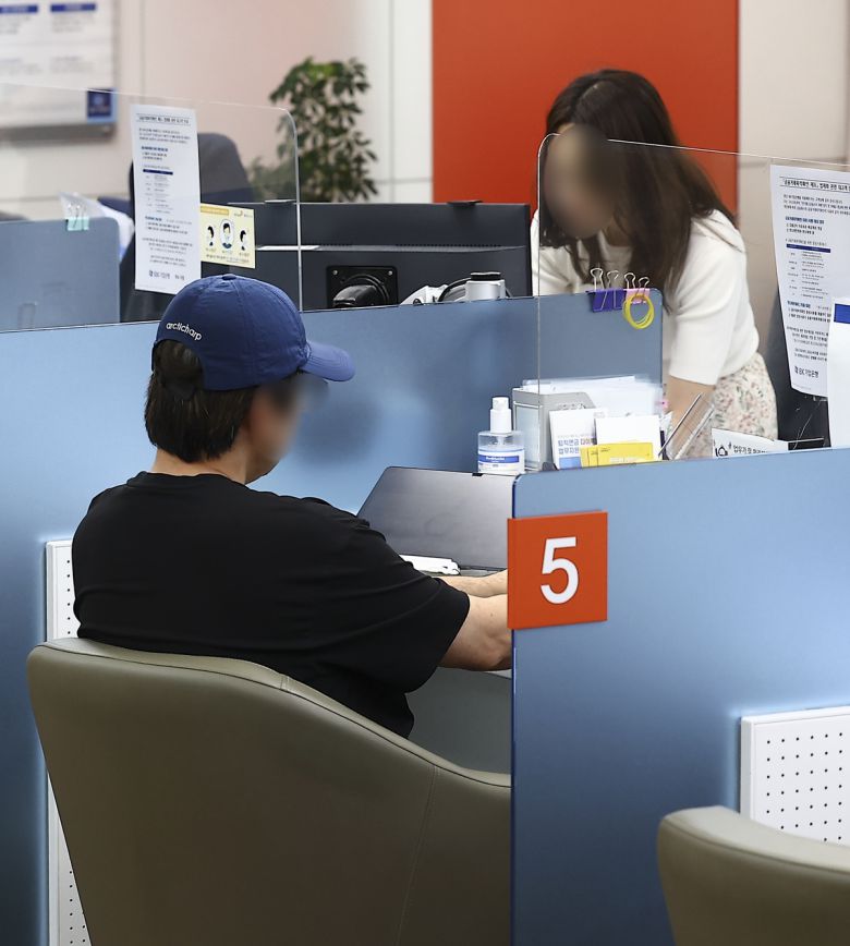 3단계 스트레스 총부채원리금상환비율(DSR) 규제 시행을 앞둔 가운데 서울 시내의 한 시중은행에서 시민이 가계대출 상담을 받고 있다. 뉴시스