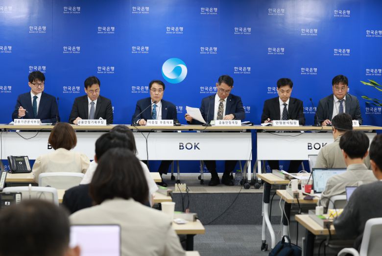 25일 오전 서울 중구 한국은행에서 열린 금융안정보고서(2025년 6월) 설명회. (왼쪽부터) 이종한 금융기관분석부장, 임광규 금융안정기획부장, 이종렬 부총재보, 장정수 금융안정국장, 문용필 안정분석팀장, 고경철 전자금융팀장. 사진=한국은행 제공
