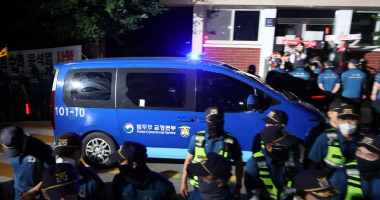 윤석열 전 대통령을 태운 법무부 호송차량이 9일 오후 경기 의왕시 서울구치소로 들어가고 있다. 뉴시스