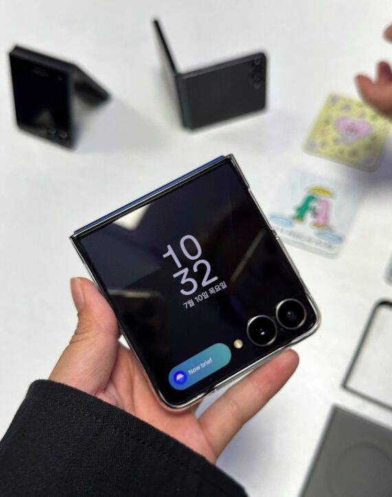 역대 시리즈 중 외부 디스플레이가 가장 넓은 갤럭시 Z 플립7. 한 손에 들어오는 그립감을 갖췄다. 이화연 기자
