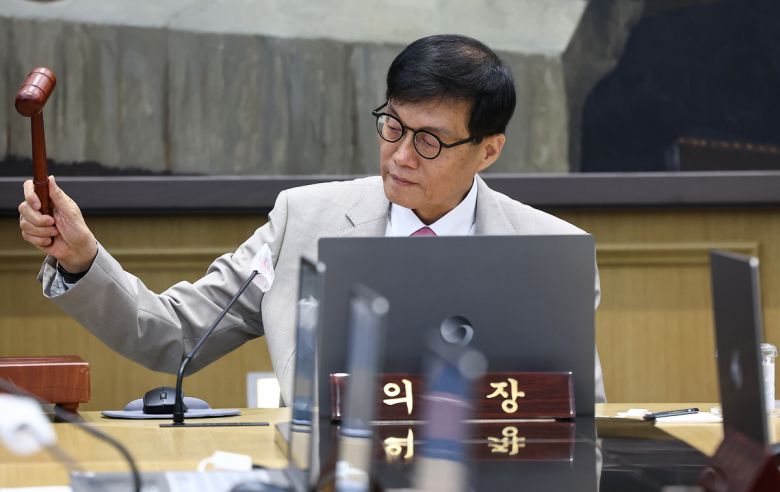 이창용 한국은행 총재가 10일 오전 서울 중구 한국은행에서 열린 금융통화위원회 본회의에서 의사봉을 두드리며 개회를 선언하고 있다. 뉴시스