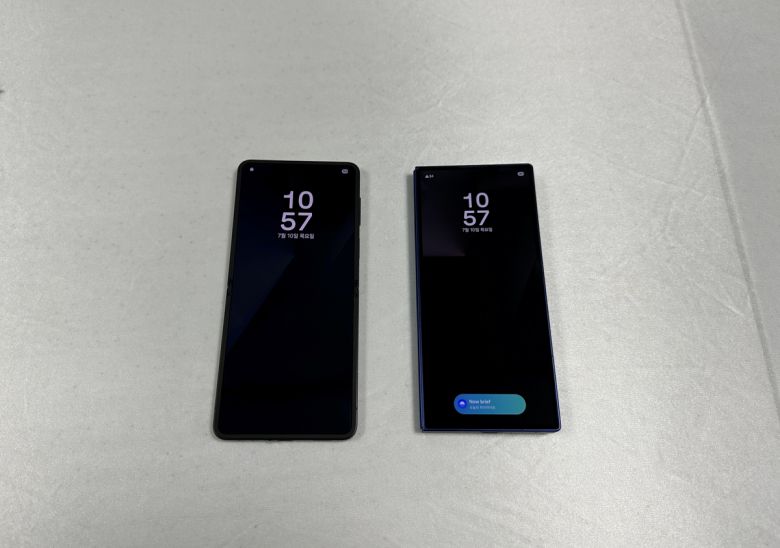 갤럭시 Z 폴드7은 반으로 접으면 바 타입 스마트폰과 비슷한 크기로 사용감을 개선했다. 사진은 플립7(왼쪽)과 폴드7을 펼친 모습. 이화연 기자
