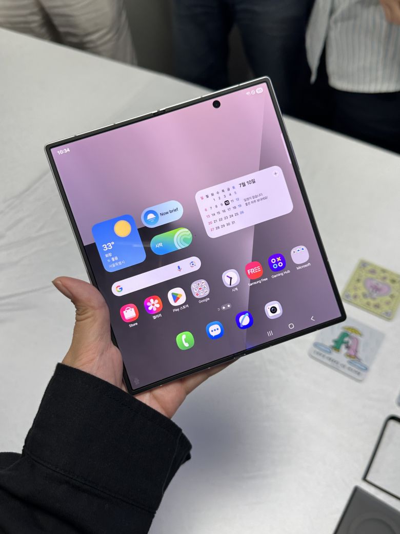 갤럭시 Z 플립8은 4.2㎜의 슬림한 두께에 8.0형 대화면을 자랑한다. 이화연 기자