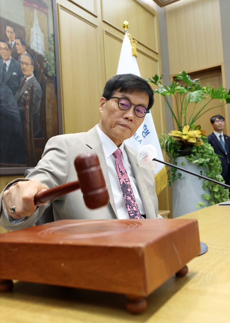 이창용 한국은행 총재가 10일 서울 중구 한국은행 본관에서 열린 금융통화위원회에서 의사봉을 두드리고 있다. 뉴시스