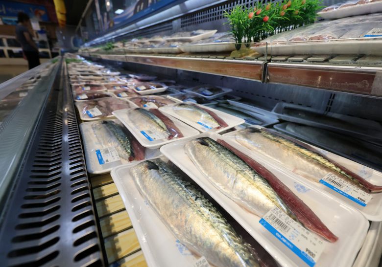 지난 10일 서울 서초구 농협유통 하나로마트 양재점에서 고등어가 판매되고 있다. 뉴시스