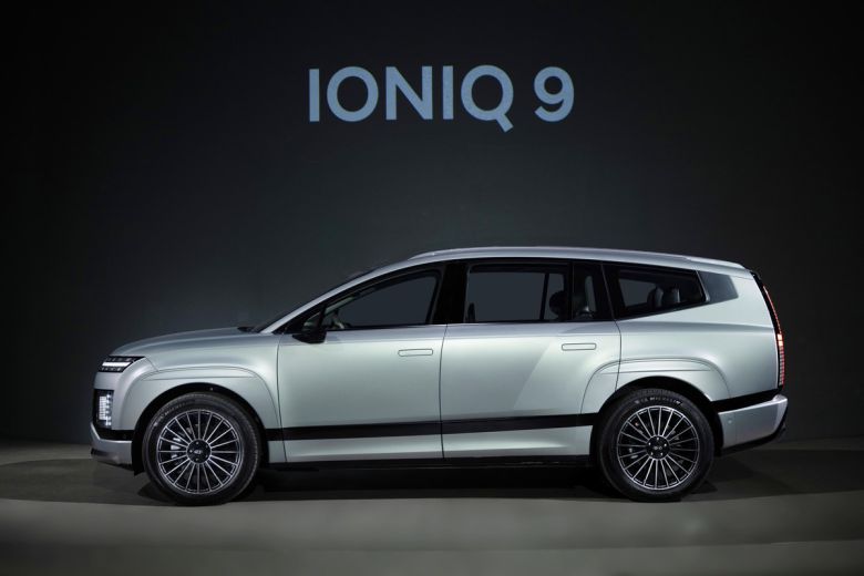 친환경차가 수출과 내수를 쌍끌이하며 국내 자동차 시장을 주도하고 있다. 지난 2월 서울 광진구 그랜드워커힐 서울에서 열린 아이오닉 9 미디어 익스피리언스 행사에서 공개된 현대자동차의 대형 전동화 스포츠실용차(SUV) 아이오닉 9. 현대차 제공