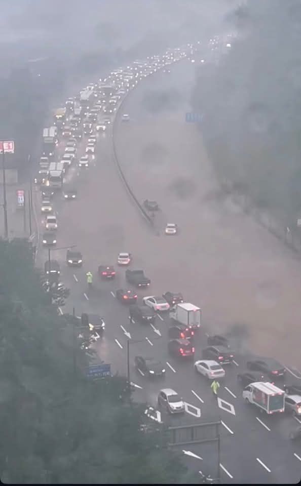 지난 17일 오후 폭우로 광주와 전남 화순을 오가는 길목인 광주 동구 덕남동 도로 일대가 침수돼 차량 정체가 이어지고 있다. 뉴시스(독자 제공)