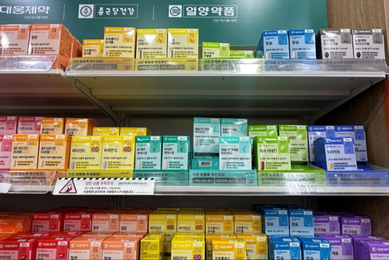 다이소는 현재 700여개 점포에서 건기식을 판매하고 있다. 다이소 명동역점에 설치된 건기식 매대. 이화연 기자